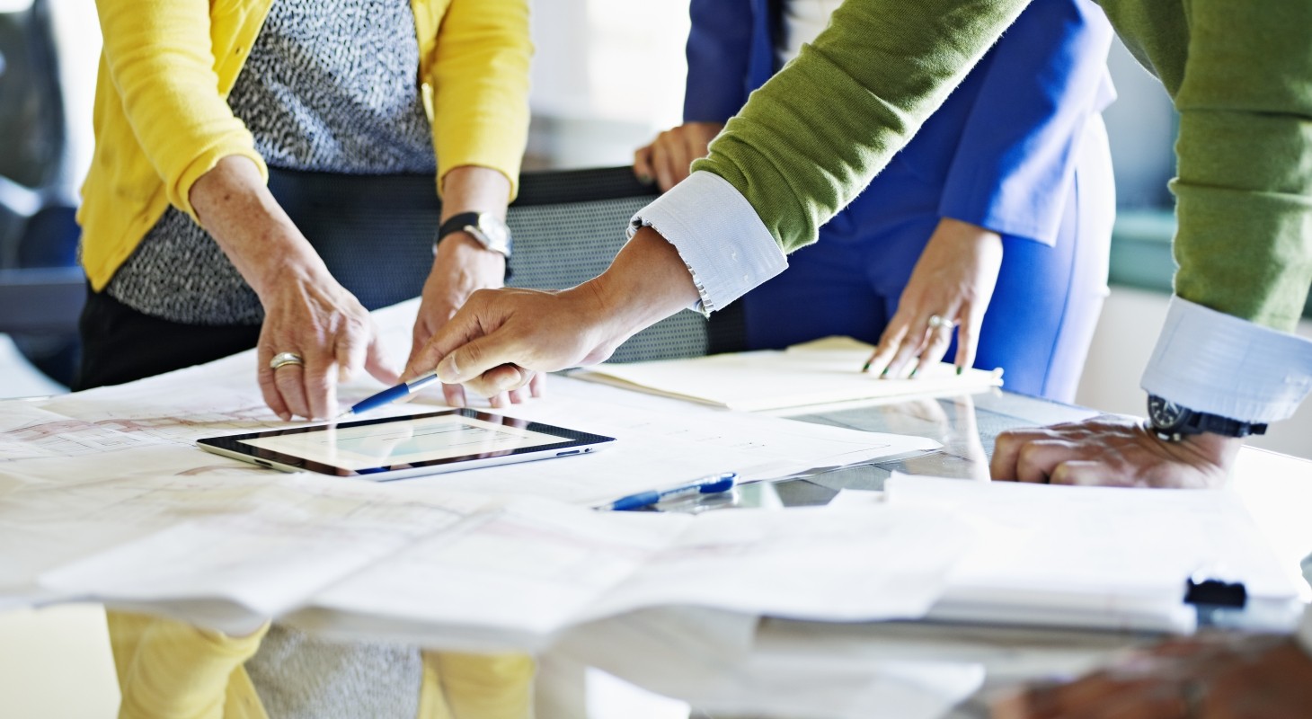 three directors discuss electronic report on tablet