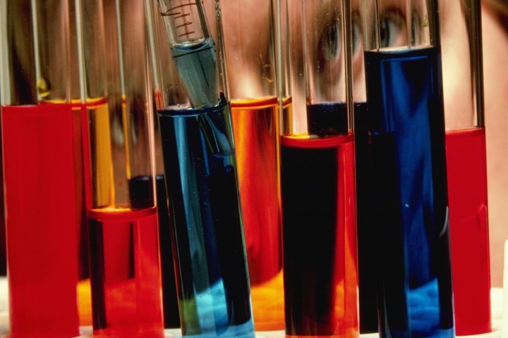 red-and-blue-liquids-in-test-tubes
