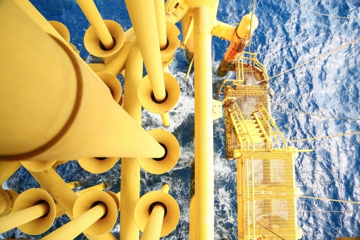 offshore construction platform for oil and gas production